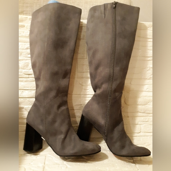 Gray suede boots - Picture 2 of 3